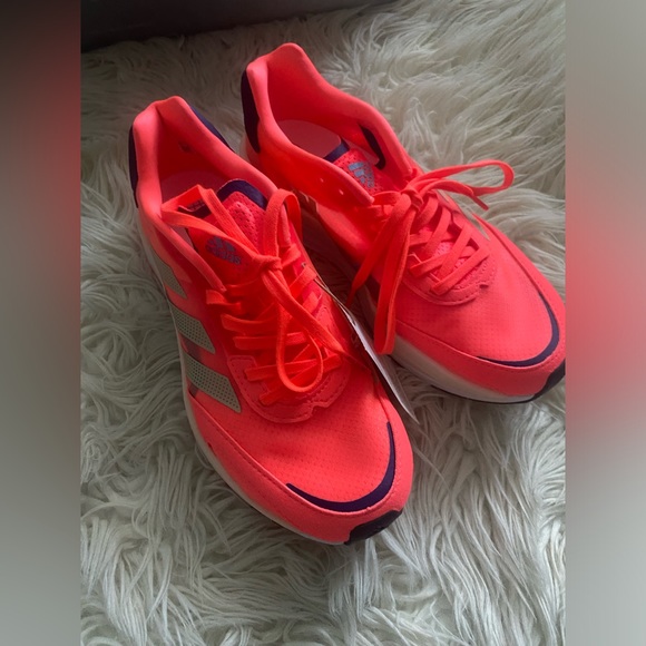 Brand New Women's Adizero Boston 10 Turbo Sandy Beige Metallic - Picture 2 of 3